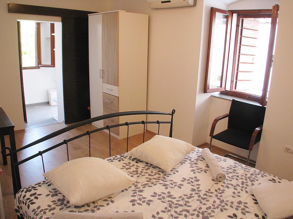 Apartment Noa Kaštel Kambelovac Rum bild